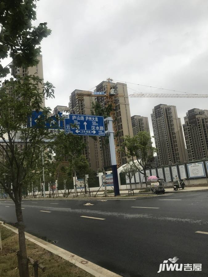 联投中心书城实景图图片