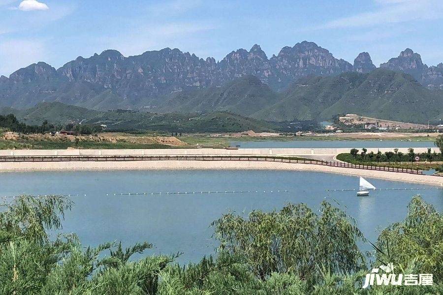 揽岳阅湖山实景图图片