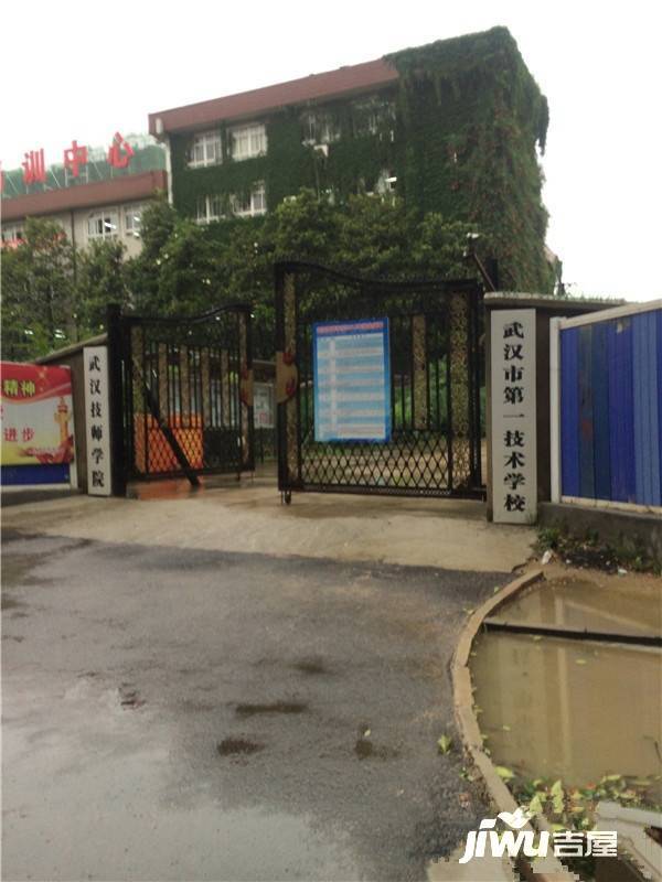武汉市第一技术学校宿舍实景图图片